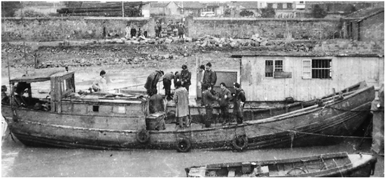 35年前，摘箬山岛，民警在“浙岱渔6141”上勘查现场 柴海滨 摄