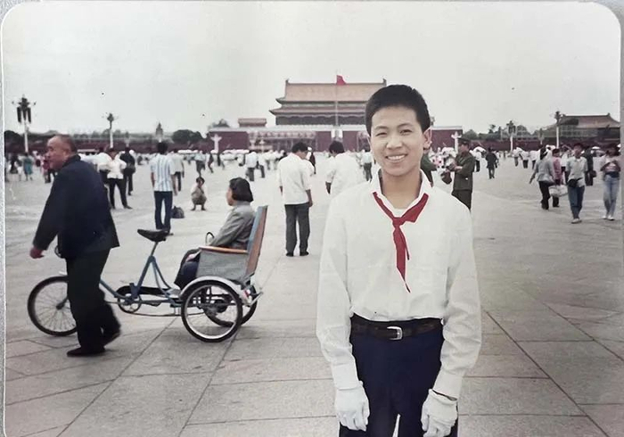 ▲李燕辉在人民英雄纪念碑 参加少年先锋岗志愿服务<1986年摄>