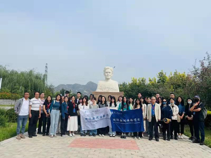 国情实践团师生在斯诺觉醒点前合影