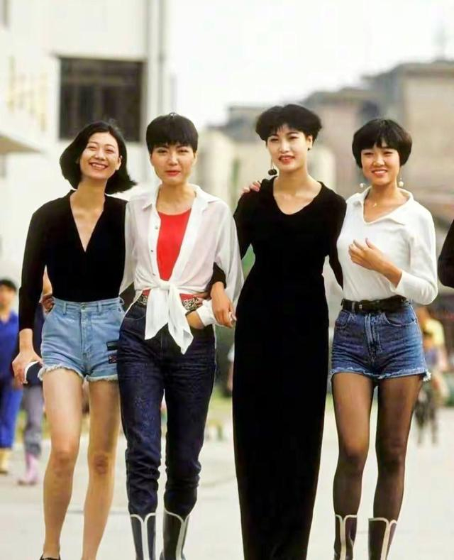 若爸妈嫌你穿的土，别顶嘴！看完他们90年代的穿搭，你会哑口无言_新浪新闻