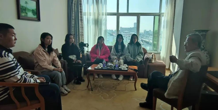 内蒙古师范大学国情实践团成员采访刘海贵教授