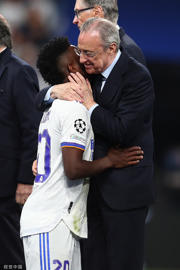 弗洛伦蒂诺拥抱欧冠决赛进球的维尼修斯，后者就是皇马新一代的标志。