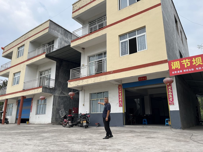 严文龙在调节坝附近开设的农家乐。