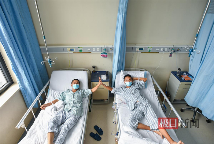 叶保元（左）、叶先承父子感恩术后重生，期待新生活