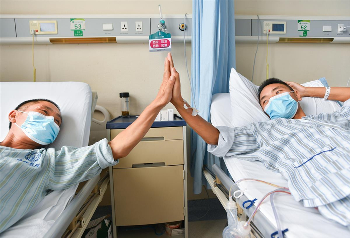 叶保元（左）、叶先承父子术后恢复顺利