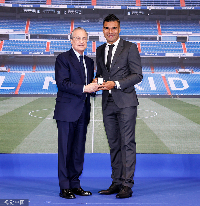 面对曼联7000万欧元的报价，弗洛伦蒂诺果断卖掉了卡塞米罗（右）。