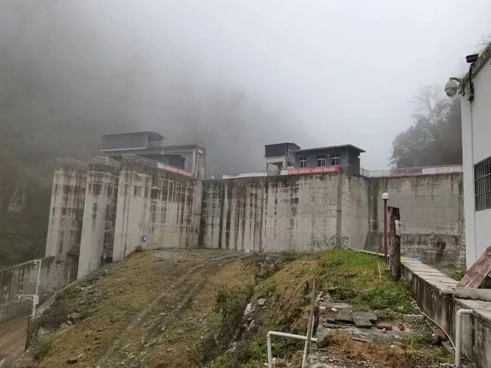 ▲地震前的湾东水电站，左边为泄洪闸。
