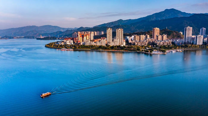 碧波荡漾的汉丰湖。王晓宇 图