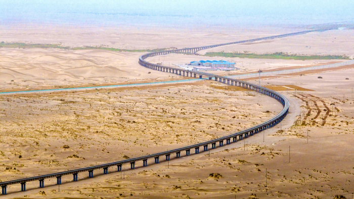 和若铁路中，蜿蜒的亚通古孜民洛高速特大桥。受访者供图