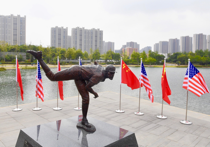 棒球手投球的雕塑。图自驻美大使馆网站