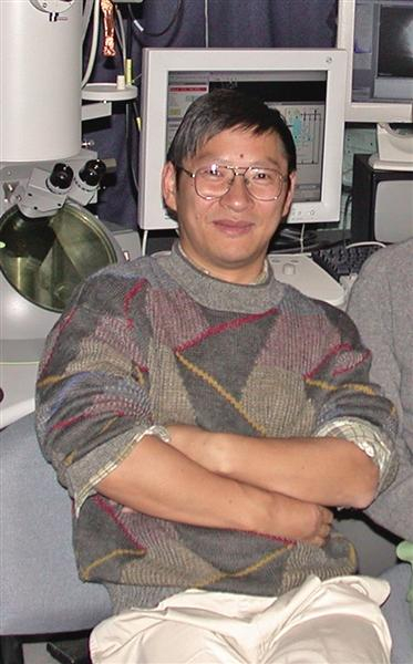 2005年，彭练矛在北大的电镜实验室留影。受访者供图