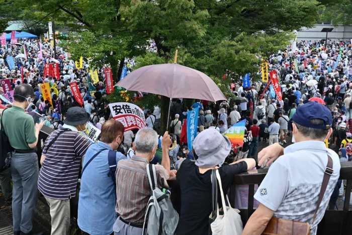 反对安倍国葬的日本民众 图源：法新社