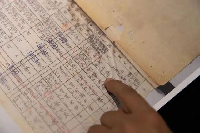 侵华日军第七三一部队罪证陈列馆首次公开的《关东军化学部留守名簿》（8月13日摄）。新华社记者张涛 摄