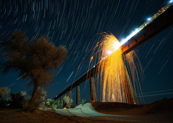 2021年9月，建设者们在和若铁路若克雅特大桥上进行焊轨作业。受访者供图