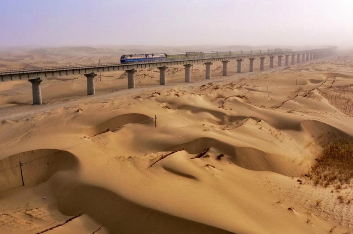 列车行驶在和若铁路依木拉克特大桥。受访者供图