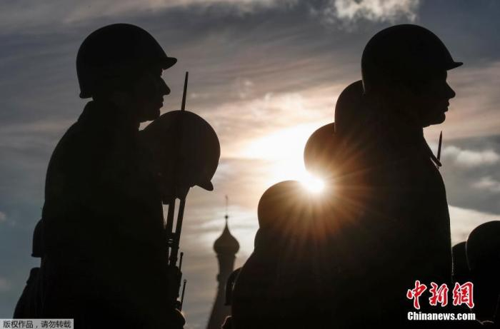 　资料图：俄士兵身穿复古军装，参加莫斯科红场阅兵彩排。