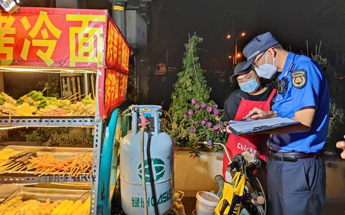 针对街头游商占道违法经营，执法人员进行专项联合夜查。受访者供图