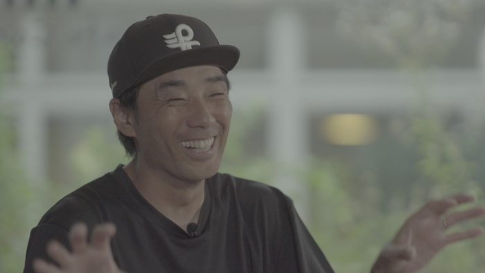 佐藤康弘接受采访 澎湃新闻 图