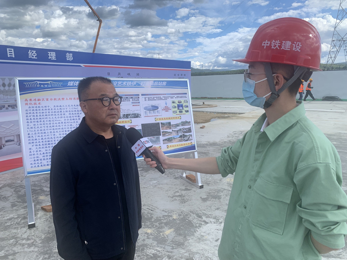 凌贤长在接受采访。受访者供图