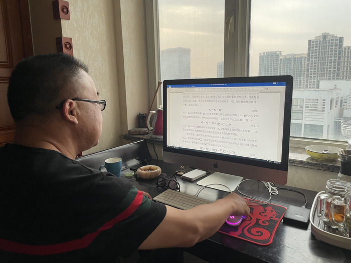 9月13日，凌贤长在家中整理学术资料。新京报记者 周思雅 摄