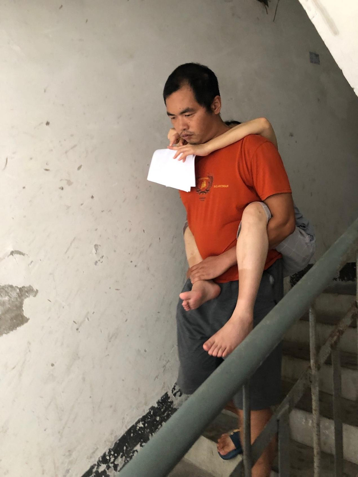 目前，赖敏和丈夫居住在柳州的楼梯房内。她无法行走，下楼要靠丈夫背。