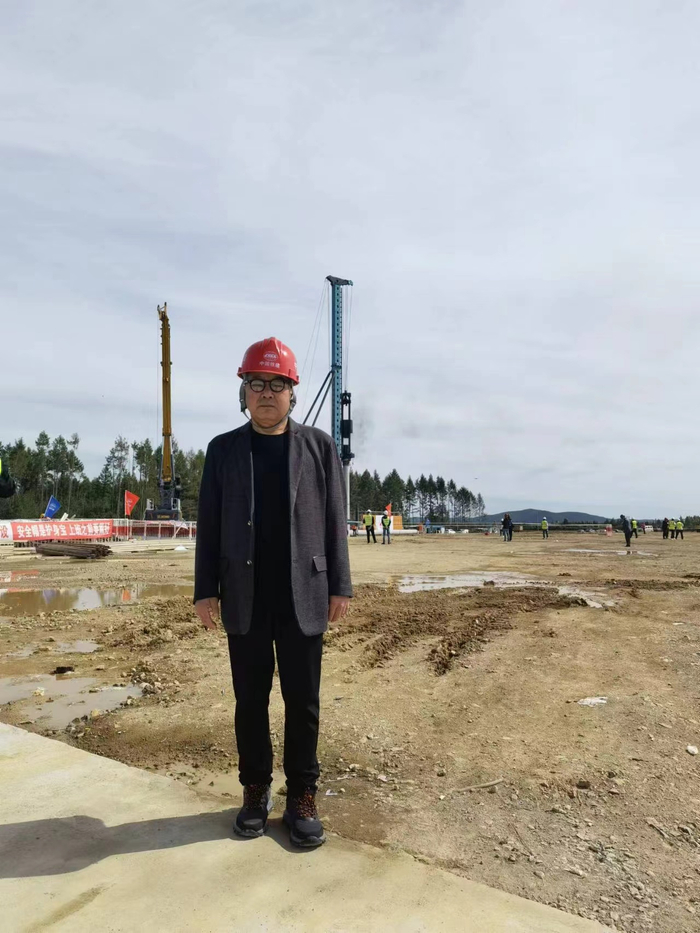 8月底，凌贤长在伊春西站建设现场。受访者供图