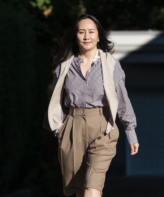 48岁孟晚舟真会打扮,看了她的秋装搭配,我再也不怕发福变老了