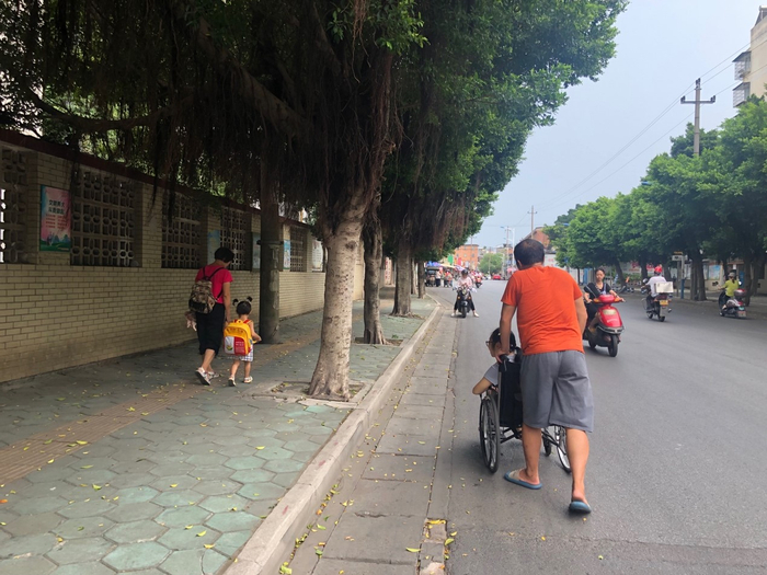 　赖敏和丈夫、婆婆接女儿回家。