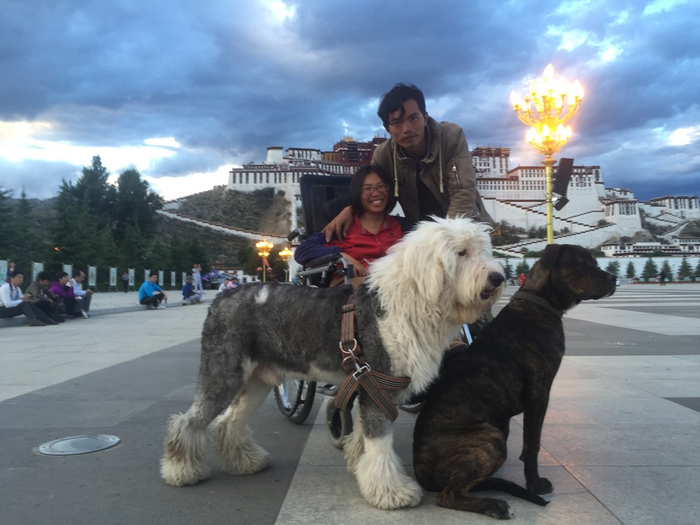 　赖敏和丁一舟在拉萨旅行。受访者 供图
