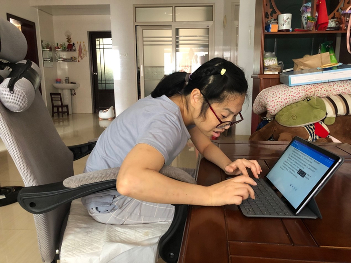 赖敏打字很慢，一天只能写一两百字。