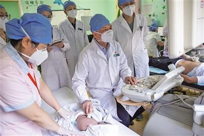 毫无保留传授经验，贾立群带领年轻医生探索超声领域。新京报记者 郑新洽 摄