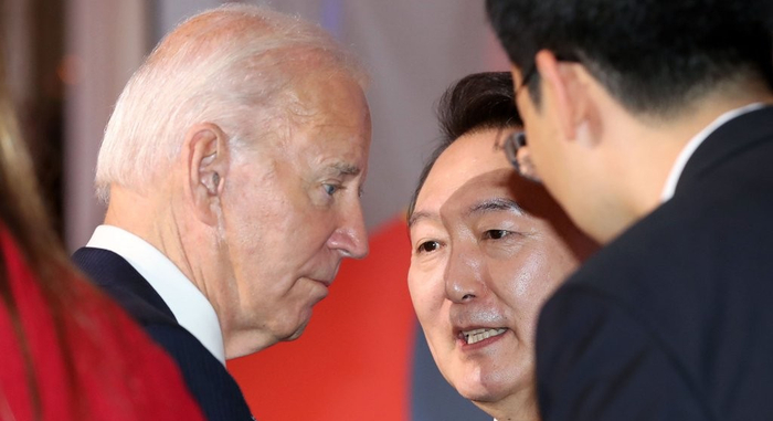9月21日，尹锡悦（中）与拜登（左）在在全球基金第七次充资大会结束后进行交谈 图源：韩联社