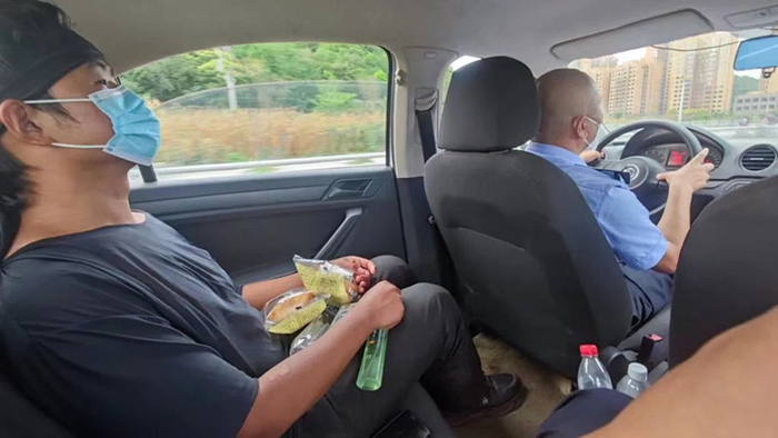 李成在鹤鸣派出所吃完饭被民警送往救助中心。大邑县公安局鹤鸣派出所 供图