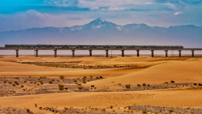 塔克拉玛干沙漠中拔地而起的和若铁路“过沙”特大桥。受访者供图