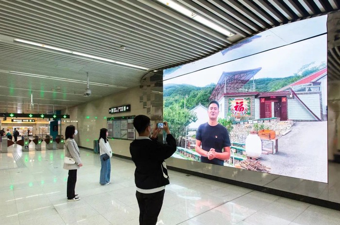 张泉村第一书记李腾