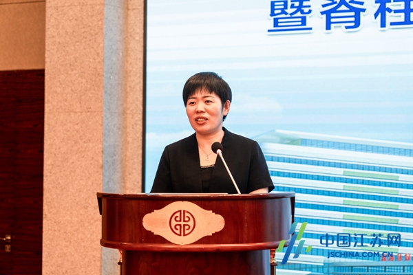 上海市第九人民医院骨科主任赵杰,滨海县人民政府副县长龚春红,县卫