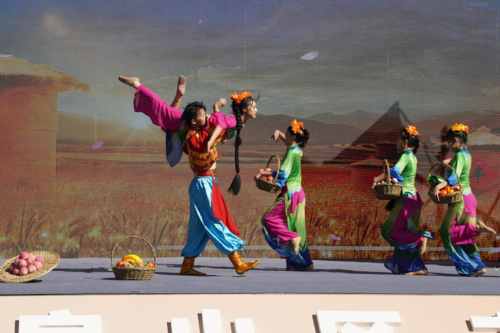 北京房山，人们在瓜果与舞蹈中迎来丰收节。新京报记者 王巍 摄