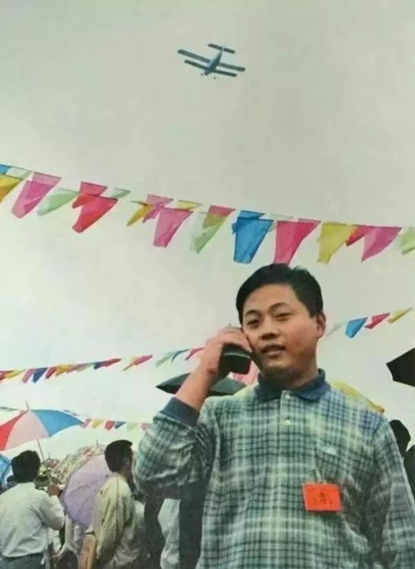 龙港镇举行建镇10周年庆祝活动时，王均瑶包租飞机在空中抛撒彩带助兴。萧云集 图