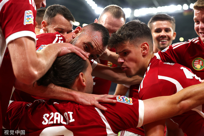 匈牙利队疯狂庆祝胜利。