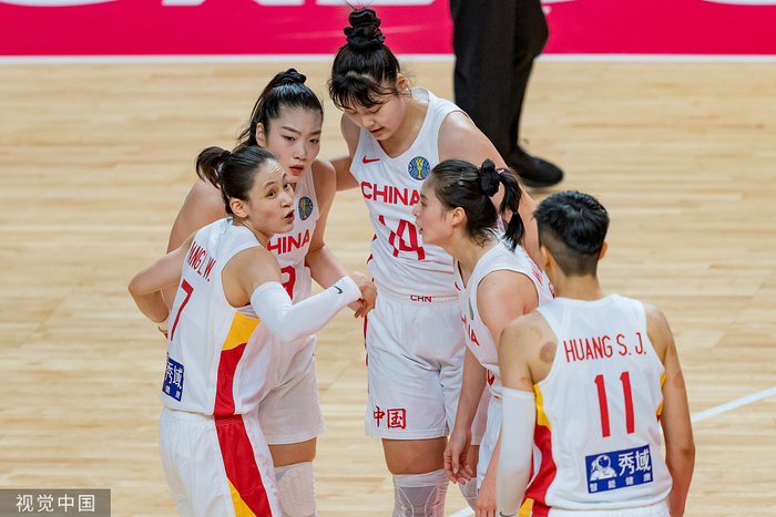 中国女篮展现了团结。