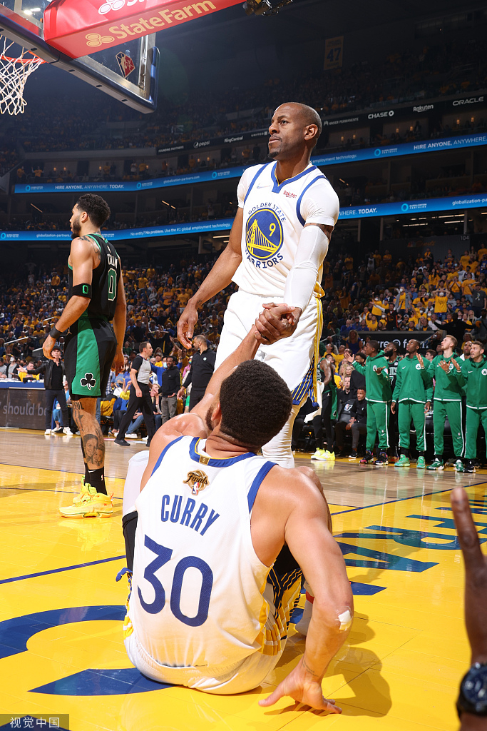 伊戈达拉拉起库里。