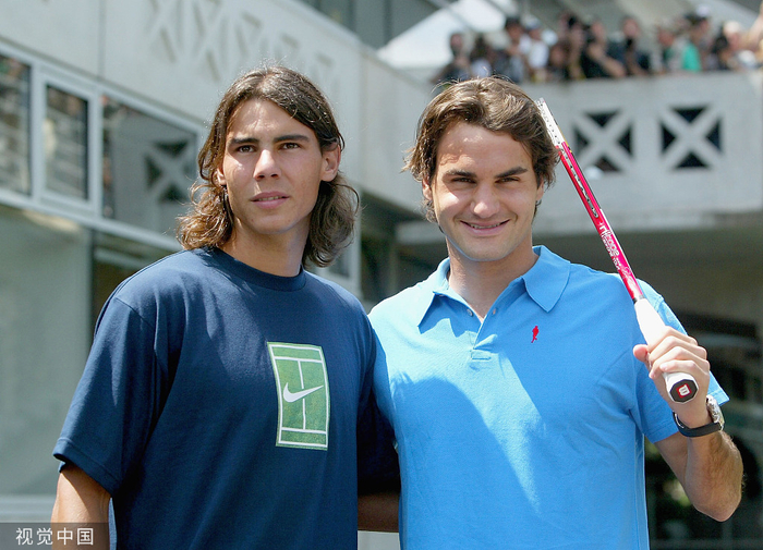 蓦然回首，都是青春的模样。2005年法网男单半决赛，费德勒和纳达尔合影。