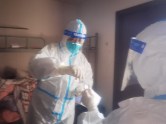      杨帆（左）开展方舱环境核酸采样    