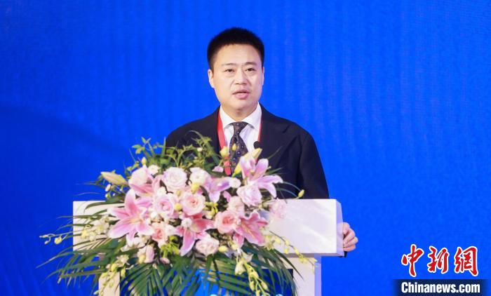 任善成教授说，通过手术直播演示、现场讲解的方式，专家们将先进的泌尿外科技术进行规范化的培训推广。　海军军医大学供图