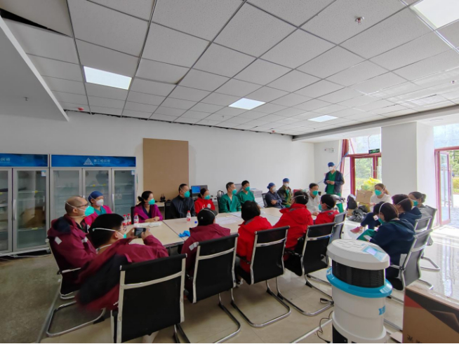      杨帆主持召开方舱指挥部工作会议    