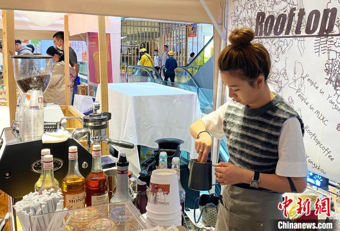 咖啡师正在冲煮咖啡。　崔佳明 摄