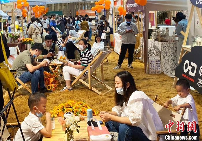 民众体味着咖啡迷人的香醇。　崔佳明 摄