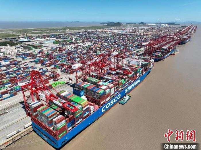 7月，洋山深水港集装箱吞吐量超210万标箱。　洋山边检站供图