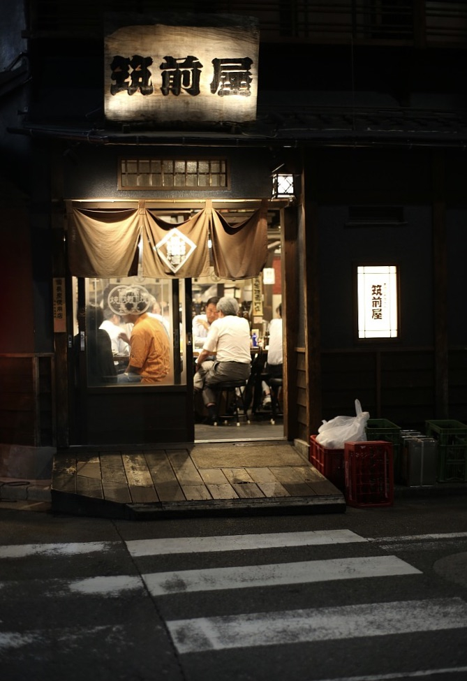 居酒屋门前，都可以看到挂着的暖帘，通常会印有店家名字、商号、家徽。 视觉中国 图