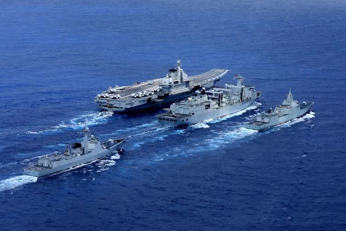 ▲2021年4月15日，辽宁舰航母编队进行海上补给。胡善敏 摄